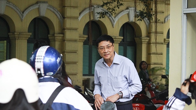 Thầy hiệu trưởng nhiều năm đứng chào học sinh mỗi sớm - chiều - 1
Thầy hiệu trưởng Nguyễn Quốc Bình đón chào học sinh trường THPT Việt Đức. (Ảnh: Phạm Ngoan)