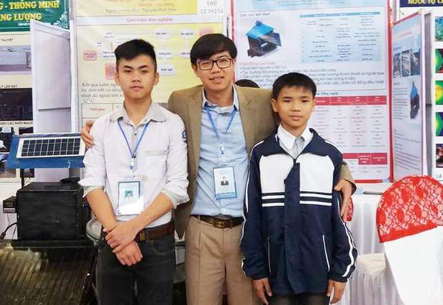 Hai học trò lớp 9 chế tạo máy chưng cất nước biển thành nước ngọt - 5 Thầy Hòa cùng 2 học trò của mình tại cuộc thi sáng tạo KH-KT tỉnh Nghệ An