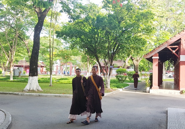 Gần 50 tiểu tăng, tiểu ni cố gắng vượt vũ môn - 1 Các tiểu tăng đi thi