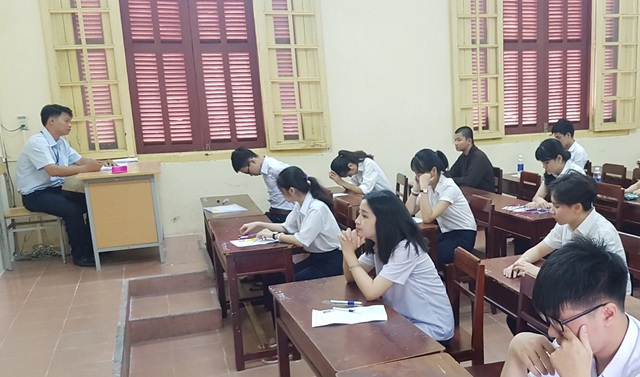 Gần 50 tiểu tăng, tiểu ni cố gắng vượt vũ môn - 5 Các tiểu ni, tiểu tăng trong phòng thi ở điểm thi THPT Hai Bà Trưng, TP Huế