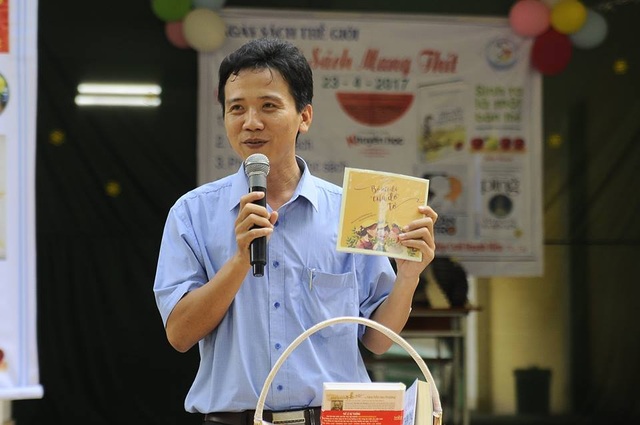 Nghẹn ngào thầy giáo viết thư xin sách cho học trò - 3 Thấy Huỳnh Văn Thế giới thiệu về sách với học trò