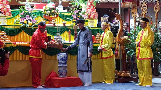 Hội "thề không tham nhũng": Dân mong quan cùng thề! - 3
Huyết gà hòa với rượu trắng làm rượu thề.
