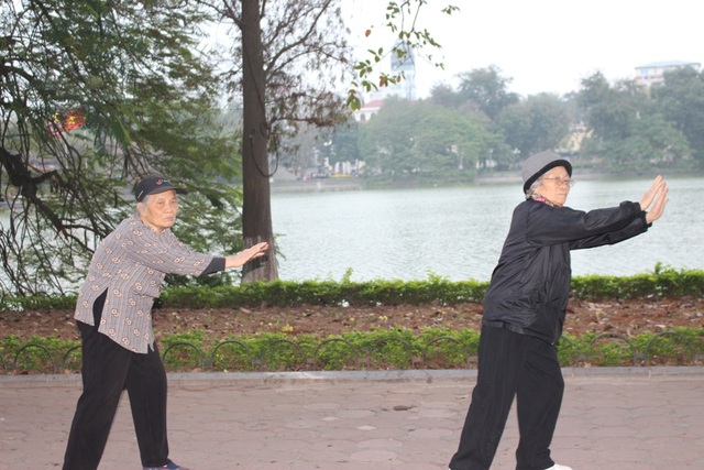 Những cụ già lớn tuổi có những bài tập nhẹ nhàng để nâng cao sức khỏe. Cụ bà 84 tuổi (bên trái) cho biết sáng nào cũng cố đi tập, vừa để khỏe mạnh, lại vừa minh mẫn, tỉnh táo hơn.