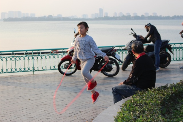 Muôn kiểu tập thể dục của người Hà Nội - 2 Các bạn nhỏ cũng tranh thủ nhảy dây, đá bóng, thư giãn sau cả ngày học tập căng thẳng.