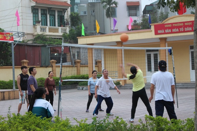Muôn kiểu tập thể dục của người Hà Nội - 8 Nhà văn hóa của các phường, tổ cũng có không gian rộng cho các hoạt động bóng chuyền, cầu lông, đá cầu vào mỗi buổi sáng và buổi chiều.