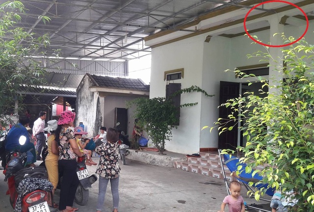 Cả gia đình phải sơ tán vì thềm nhà nóng bất thường - 2 Nguyên nhân của hiện tượng thềm nhà nóng lên bất thường được xác định là do nhiễm điện từ mái tôn xuống lõi thép của cột nhà.
