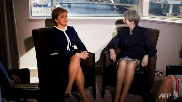 Quốc hội Scotland hối hả thúc đẩy tiến trình tách khỏi Anh - 1 Thủ tướng Anh Theresa May (phải) gặp mặt Thủ hiến Scotland Nicola Sturgeon tại Scotland hôm 27/3 (Ảnh: AFP)