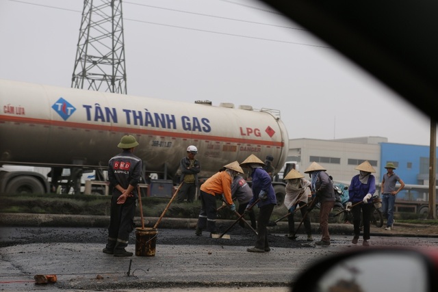 Rải thảm nhựa giữa trời mưa để chạy tiến độ? - 3
Trời mưa nhưng nhà thầu vẫn rải thảm nhựa