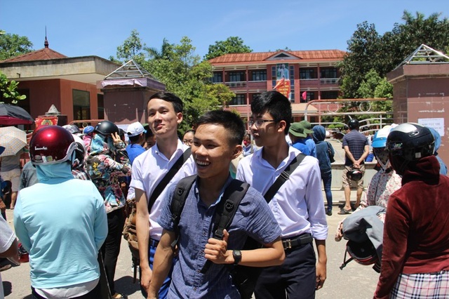 Ngày thi thứ 2: Hàng trăm thí sinh vắng thi - 1
Thí sinh Quảng Trị hoàn thành ngày thi thứ hai. (ẢNh: Đ. Đức)