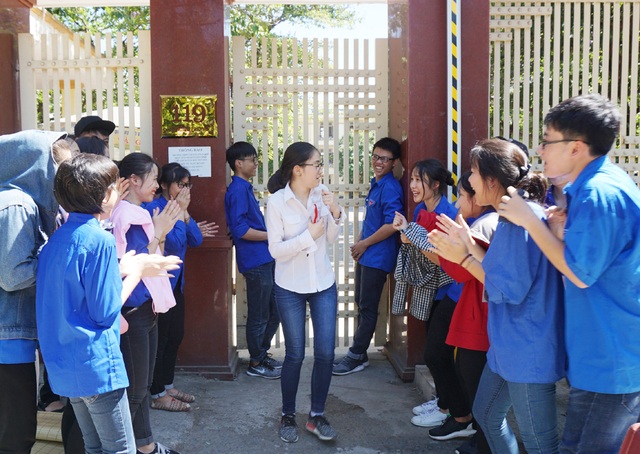 Đề Văn bám sát chương trình, phần nghị luận dễ ăn điểm - 1 Thí sinh đầu tiên rời phòng thi ngỡ ngàng trước sự chào mừng của các tình nguyện viên