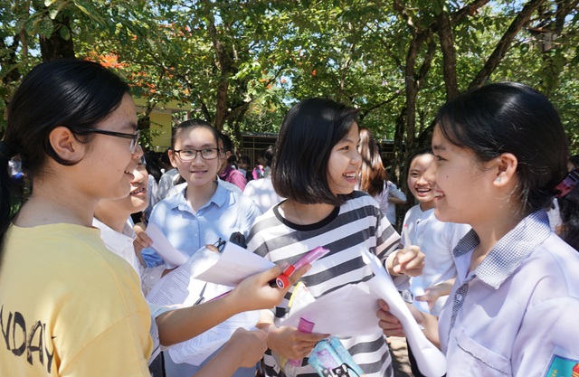 Đề Văn bám sát chương trình, phần nghị luận dễ ăn điểm - 3 Các thí sinh vui mừng vì đề không quá khó, bám sát nội dung ôn tập