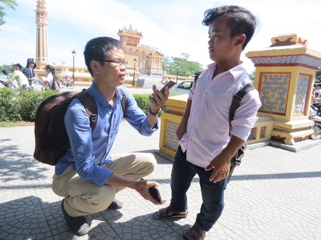 Thí sinh cao 1,1m mắc bệnh máu khó đông quyết tâm thi đỗ Đại học - 1 Thí sinh Quý trả lời phỏng vấn của các phóng viên