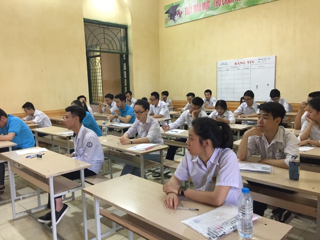 Mẹ mất, thí sinh nén đau thương đi thi - 1 Các thí sinh làm thủ tục trước giờ thi tại Hội đồng thi trường THPT Nguyễn Khuyến, thành phố Nam Định.