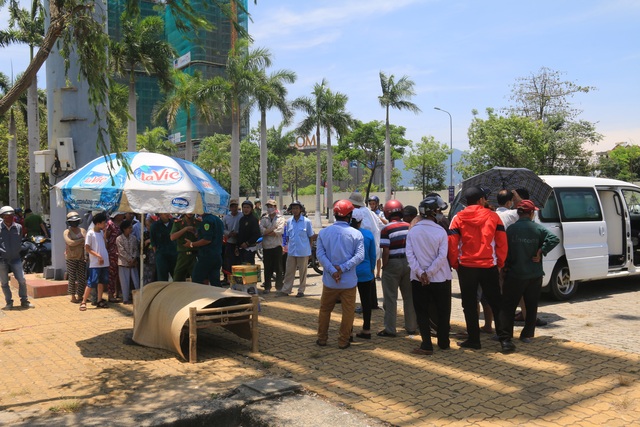 Phát hiện thi thể người đàn ông trên sông Hàn - 1 Thi thể anh Nhân được đưa lên bờ