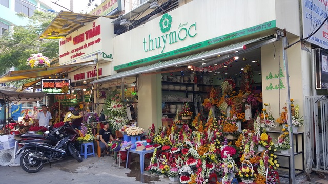 Hoa ngày Valentine: "Chết mê, chết mệt" với hồng Ecuador, Tulip Hà Lan - 1 Các shop hoa bố trí nhiều giỏ với những kiểu dáng khác nhau để khách hàng lựa chọn (Ảnh: Thanh Doanh)
