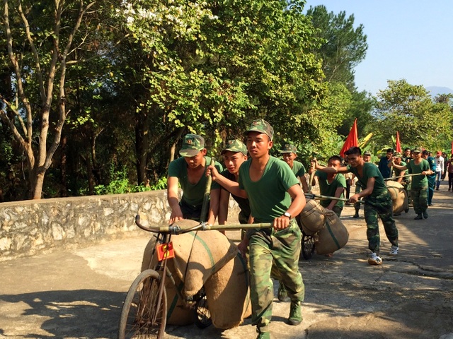 Sôi nổi tái hiện xe đạp thồ Điện Biên Phủ tại Lễ hội Hoa Ban - 13 Sôi nổi tái hiện xe đạp thồ Điện Biên Phủ tại Lễ hội Hoa Ban - 13
