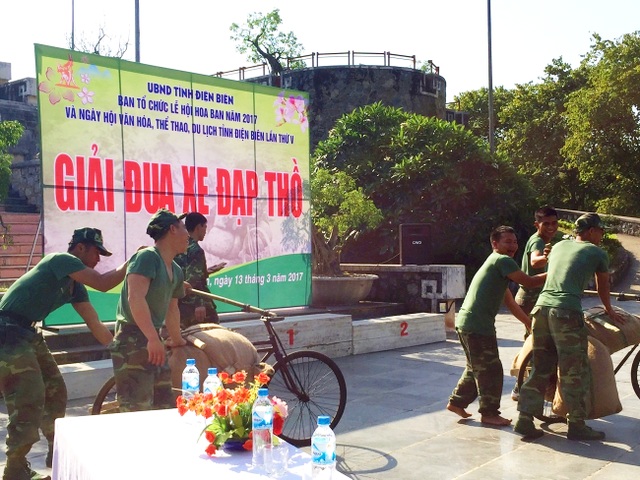 Sôi nổi tái hiện xe đạp thồ Điện Biên Phủ tại Lễ hội Hoa Ban - 15 Niềm vui về đích của các đội thi.