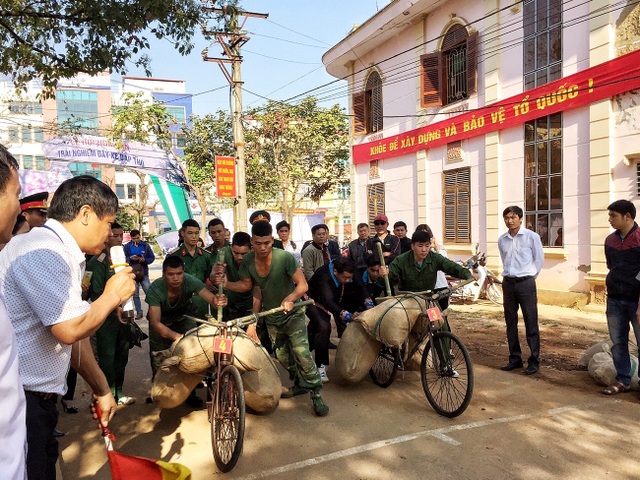 Sôi nổi tái hiện xe đạp thồ Điện Biên Phủ tại Lễ hội Hoa Ban - 8 Sôi nổi tái hiện xe đạp thồ Điện Biên Phủ tại Lễ hội Hoa Ban - 8