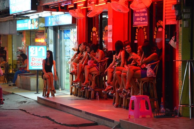 Bên trong "thủ phủ gái mại dâm" đông nhất thế giới - 2 Các cô gái ngồi chờ khách