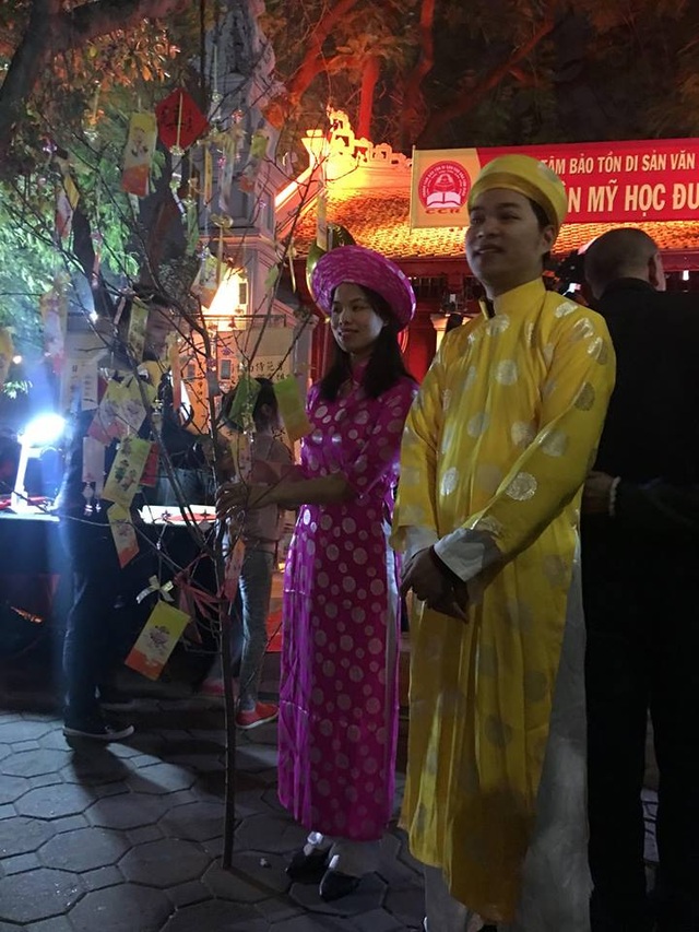 Người dân cả nước hân hoan trong phút giao thừa - 45 Những tấm thiệp miễn phí được phát cho du khách tại bờ hồ