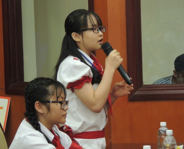 Học sinh bày tỏ lo ngại về mối nguy bị quấy rối tình dục - 2 Học sinh bày tỏ ý kiến với lãnh đạo tại buổi gặp gỡ.