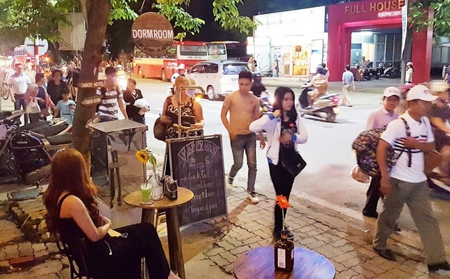 Thời gian lưu trú khách tại Huế tiếp tục giảm - 8 Du khách đi dạo tại phố Tây Huế - đường Lê Lợi buổi đêm (Ảnh chụp giữa tháng 7/2017)