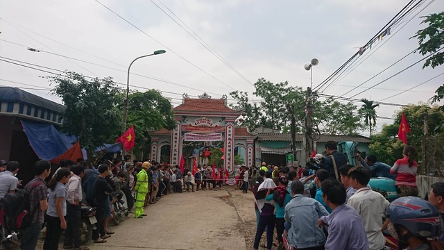 Dân Đồng Tâm chính thức thả 19 chiến sĩ - 23
Phía ngoài cổng làng, lượng người vẫn tập trung rất đông.