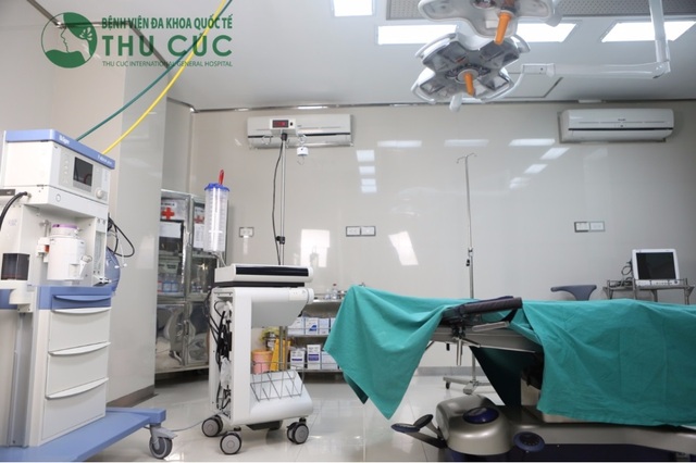 Cận cảnh phòng mổ vô khuẩn một chiều của Bệnh viện Đa khoa Quốc tế Thu Cúc với đầy đủ các trang thiết bị y tế hiện đại.