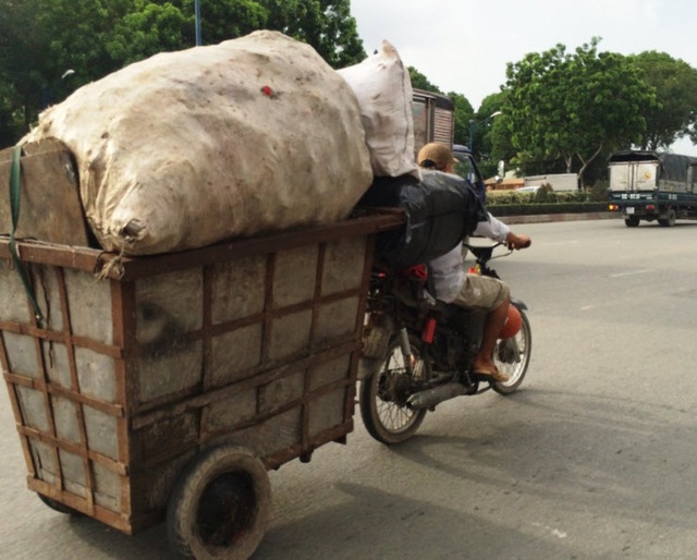 "Giật mình" với lực lượng thu gom rác dân lập - 2 Xe thu gom rác chạy trên đường Cộng Hòa (quận Tân Bình)