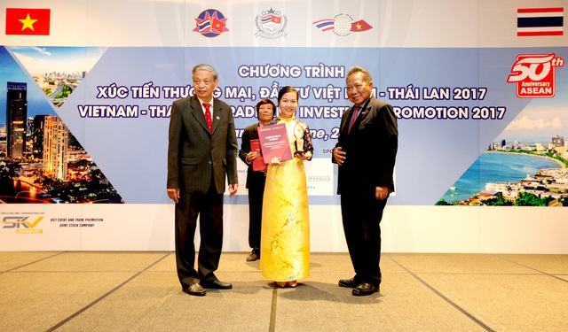 Một nhà băng Việt Nam vào Top 10 doanh nghiệp ASEAN tiêu biểu - 1 Bà Nguyễn Thị Thu Hà – Đại diện Nam A Bank vinh dự nhận Giải thưởng từ Chương trình tại Bangkok – Thái Lan