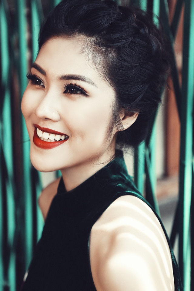 Siêu mẫu Thu Hằng nhớ Tết Trung thu nghèo, thèm chiếc bánh nướng, bánh dẻo - 1 Với Thu Hằng, Tết Trung Thu cũng là ngày Tết lớn, chỉ sau Tết Nguyên Đán: “Những ngày này, Hằng cùng gia đình biếu quà bánh đến những người thân thiết. Hằng cũng thích đưa tụi trẻ nhỏ trong gia đình, họ hàng đi chơi những điểm dành cho thiếu nhi, đốt lồng đèn”.
