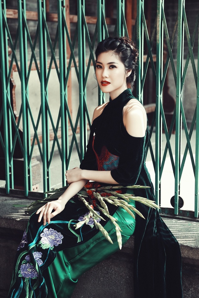 Siêu mẫu Thu Hằng nhớ Tết Trung thu nghèo, thèm chiếc bánh nướng, bánh dẻo - 5 Thu Hằng rất ít khi mặc áo dài, mặc dù vóc dáng được coi là chuẩn của các cuộc thi sắc đẹp, bằng chứng là cô đã đoạt giải hình thể trong cuộc thi Hoa hậu Việt Nam 2004.
