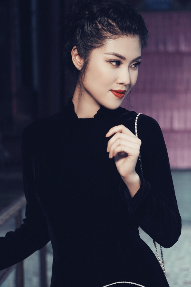 Siêu mẫu Thu Hằng nhớ Tết Trung thu nghèo, thèm chiếc bánh nướng, bánh dẻo - 4 Đón Trung Thu năm nay bằng tà áo dài truyền thống với phong vị cổ điển, siêu mẫu Thu Hằng mang đến một chút trầm lắng nhớ về hương vị Trung Thu cổ truyền.