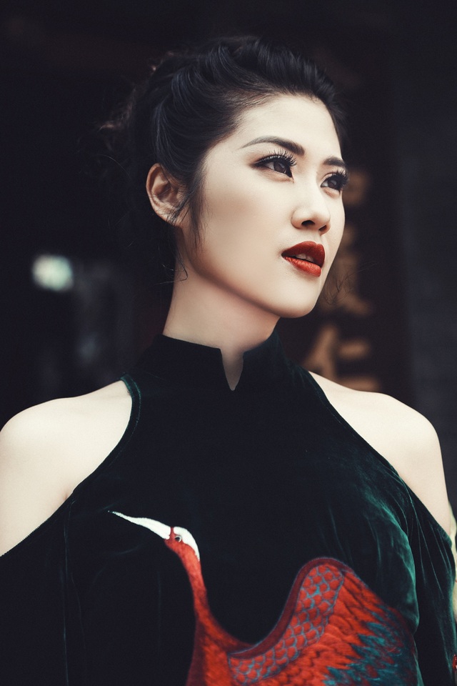 Siêu mẫu Thu Hằng nhớ Tết Trung thu nghèo, thèm chiếc bánh nướng, bánh dẻo - 2 Thu Hằng cũng bồi hồi nhớ lại những kỷ niệm của mình: “Hiện giờ thì mọi thứ quá hiện đại, nhưng mỗi lần cùng các bé dự Lễ hội đón trăng, khiến cho Thu Hằng không thể quên được những ngày Trung Thu còn nghèo khó, thèm chiếc bánh nướng, bánh dẻo cổ truyền.