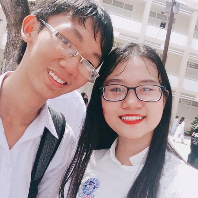 
Thủ khoa Lê Văn Trọng (trái) và bạn cùng trường.
