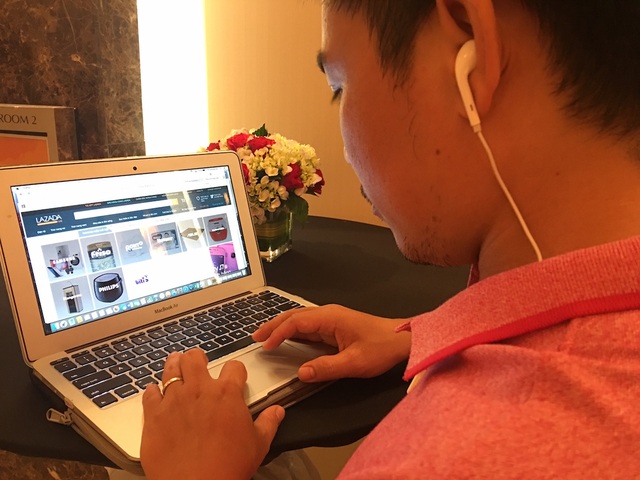 Không dễ để thu thuế qua facebook - 1 Nhiều chuyên gia nhận định, thu thuế kinh doanh online là việc phải làm nhưng thực hiện không dễ