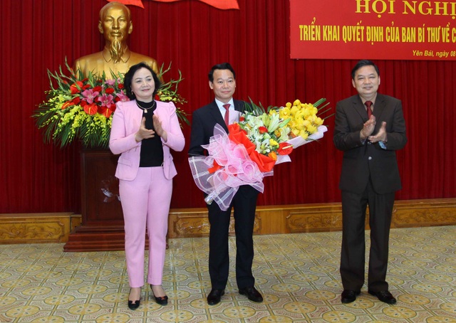 Thứ trưởng Bộ Xây dựng trở thành Chủ tịch tỉnh Yên Bái - 3
Tân Phó Bí thư - Chủ tịch UBND tỉnh Yên Bái nhận hoa chúc mừng, chào đón của các lãnh đạo Tỉnh uỷ.