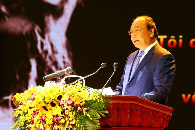 “Máu đào các liệt sĩ đã nhuộm thắm lá cờ Tổ quốc” - 1
Thủ tướng Nguyễn Xuân Phúc phát biểu tại Hội nghị