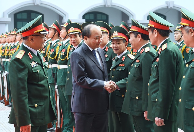 Thủ tướng kiểm tra công tác sẵn sàng chiến đấu tại Tổng Cục tình báo - 1
Thủ tướng bắt tay chào hỏi các tướng lĩnh lãnh đạo của Tổng Cục tình báo - Bộ Quốc phòng.