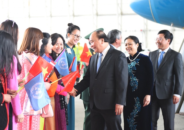 Những hình ảnh ấn tượng trong chuyến thăm Mỹ của Thủ tướng Nguyễn Xuân Phúc - 20
Thủ tướng Nguyễn Xuân Phúc và đoàn đại biểu cấp cao Việt Nam được chào đón tại sân bay John F. Kennedy (New York) sáng ngày 29/5, bắt đầu chuyến thăm chính thức Mỹ theo lời mời của Tổng thống Donald Trump. (Ảnh: VGP/Quang Hiếu)