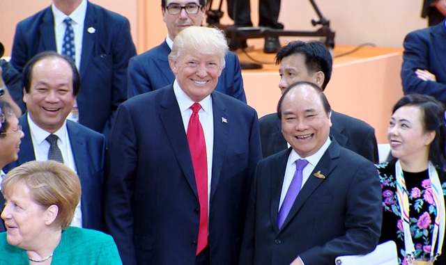 Tổng thống Mỹ Donald Trump sắp đến Việt Nam - 1 Thủ tướng Nguyễn Xuân Phúc và Tổng thống Donald Trump bên lề Hội nghị G20. Tổng thống Donald Trump khẳng định sẽ đến thăm Việt Nam và dự Hội nghị cấp cao APEC vào tháng 11/2017 (ảnh: VGP)