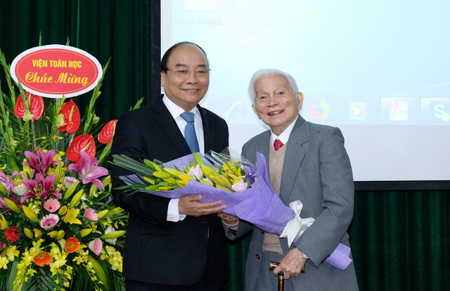 Thủ tướng chúc mừng sinh nhật lần thứ 90 của GS Hoàng Tụy - 1
Thủ tướng Nguyễn Xuân Phúc chúc mừng sinh nhật lần thứ 90 của GS. Hoàng Tụy
