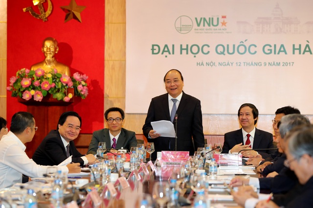 Thủ tướng: Quyết tâm xây dựng đô thị đại học mang tầm cỡ khu vực và quốc tế - 1
Thủ tướng Nguyễn Xuân Phúc làm việc với ĐH Quốc gia Hà Nội sáng ngày 12/9 (Ảnh: Bùi Tuấn)