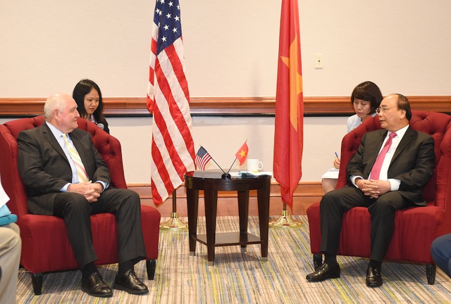 Những hoạt động đầu tiên của Thủ tướng Nguyễn Xuân Phúc tại Washington D.C - 1 Thủ tướng tiếp Bộ trưởng Nông nghiệp Hoa Kỳ Sonny Perdue. (ảnh: VGP)