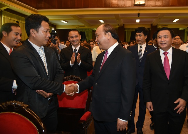 Thủ tướng: Tập trung đổi mới, nâng cao chất lượng đào tạo, bồi dưỡng cán bộ - 3
Thủ tướng Nguyễn Xuân Phúc trò chuyện với học viên nước bạn Lào đang học tập tại Học viện Chính trị quốc gia Hồ Chí Minh. Ảnh: VGP/Quang Hiếu