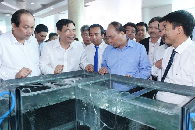 Thủ tướng: Phải nghĩ sâu xa, không được tham bát bỏ mâm - 2 Thủ tướng thăm khu vực trưng bày tôm giống tại một cơ sở sản xuất.