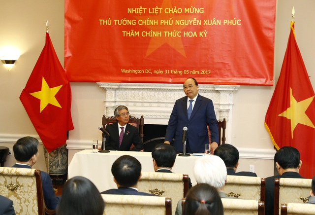 Thủ tướng Nguyễn Xuân Phúc kết thúc tốt đẹp chuyến thăm chính thức Hoa Kỳ - 2
Thủ tướng Nguyễn Xuân Phúc gặp gỡ và nói chuyện với cán bộ, nhân viên Đại sứ quán Việt Nam tại Hoa Kỳ. Ảnh: Thống Nhất – TTXVN