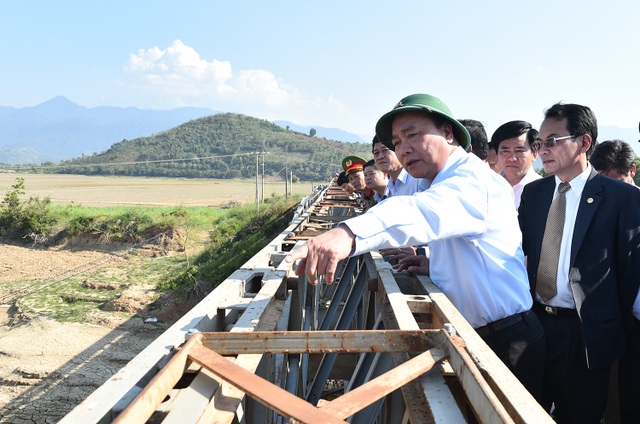 Thủ tướng: “Không để có tình trạng cường hào, lý trưởng mới” - 1 Thủ tướng thị sát một số công trình giao thông, thủy lợi tại Đắk Lắk.
