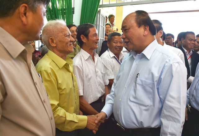 Thủ tướng: “Không để có tình trạng cường hào, lý trưởng mới” - 2 Thủ tướng đề nghị bà con đồng bào Tây Nguyên đoàn kết, cùng giúp nhau làm ăn, sinh sống.