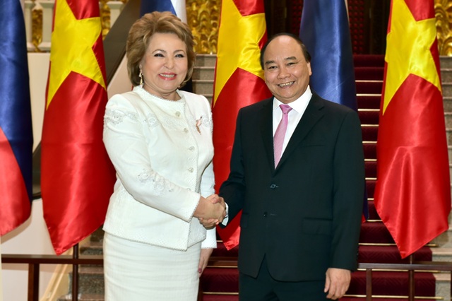 Thủ tướng: Ủng hộ Nga đầu tư làm tàu điện ngầm tại Việt Nam - 2
Thủ tướng Nguyễn Xuân Phúc và Chủ tịch Hội đồng Liên bang Nga, bà Valentina Ivanovna Matviyenko.